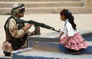 کودک عراقی و سرباز اشغالگر