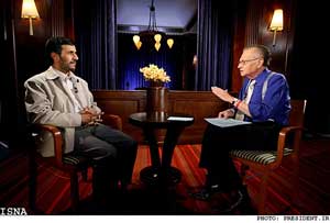 لری کینگ مجری سی ان ان در حال مصاحبه با احمدی نژاد