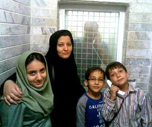 رقیه علیزاده به همراه سه فرزندش در حال دیدار از عباس لسانی در زندان
