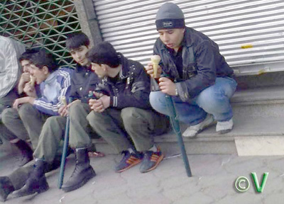 نوجوانان باتوم به دست پس از تظاهرات 22 بهمن 