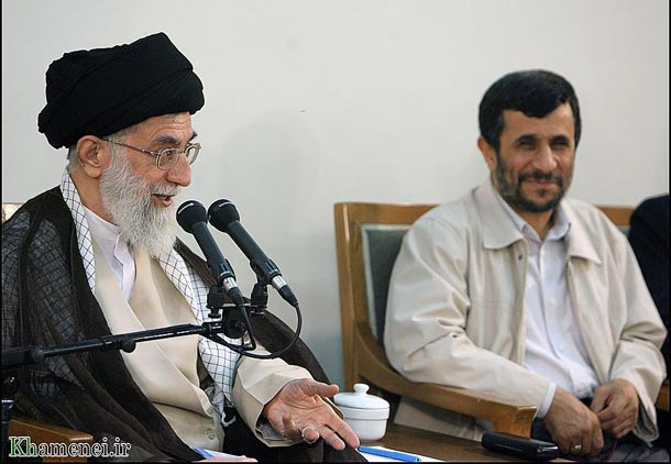 قدرت در دست کیست: آیت الله خامنه ای یا آقای احمدی نژاد؟/ محمد برقعی