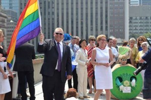 کاتلین وین نخست وزیر انتاریو در رژه همجنسگرایان شرکت می کند