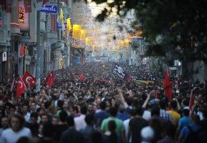 تظاهرات مردم در میدان تقسیم استانبول 