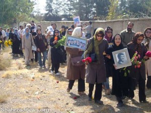 راهپیمایی خانواده های جانباختگان در گورستان خاوران  بسیاری از این مادران دیگر در میان ما نیستند