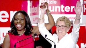 کاتلین وین نخست وزیر کانادابا نماینده ی تازه انتخاب شده ی اسکاربرو ـ گیلدوود