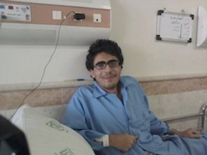 علی اکبر محمدزاده دانشجوی نخبه شریف در بیمارستان با دستبند 