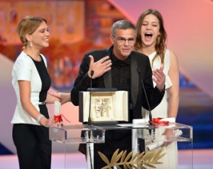 عبدالطیف کشیش  به همراه دو بازیگرش جایزه نخل طلایی را در جشنواره کن دریافت کرد