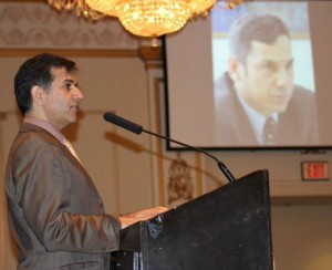 حسین رئیسی وکیل و فعال حقوق بشر جایزه عبدالفتاح سلطانی را دریافت کرد و پیام او را برای حاضران خواند