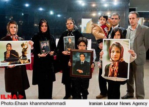 خانواده های وکلای زندانی عکس آنها را در دست دارند و خواستار آزادی شان از زندان هستند 