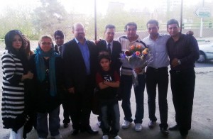 اولیایی فرد پس از آزادی از زندان در کنار عبدالفتاح سلطانی و اعضای خانواده و دوستان 