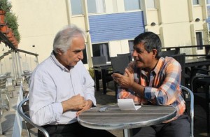 عباس شکری (راست) در گفت وگو با شمس لنگرودی 