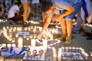 اسرائیلی ها به یاد سه جوان کشته شده شمع افروختند