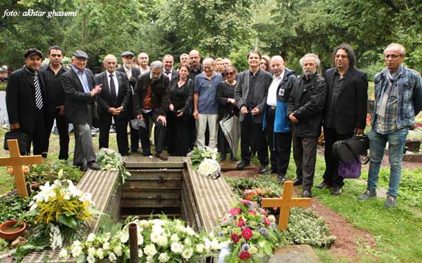بستگان و دوستان تئاتری زنده یاد مجدآبادی در مراسم تدفین 