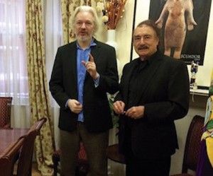 دیدار اینیاتسیو رامونه با ژولیان آسانژ در سفارت اکوادور در لندن 