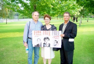با منصور خاکسار (راست) و مجید نفیسی در گردهمایی برای آزادی زندانیان سیاسی مقابل ساختمان فدرال لس آنجلس در سال 2006 
