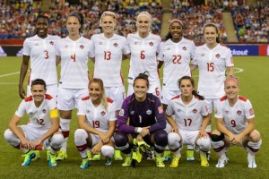 تیم فوتبال زنان کانادا پیش از مسابقه با هلند 