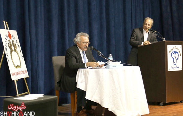احمد تبریزی (راست) رئیس بنیاد پریا و پرشین سیرکل ناشر کتاب شاه به همراه دکتر عباس میلانی در بخش پرسش و پاسخ  
