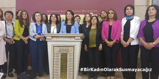 زنان نماینده در پارلمان ترکیه از حزب دمکراتیک خلق ها در اعتراض به سخنان معاون نخست وزیر ترکیه 
