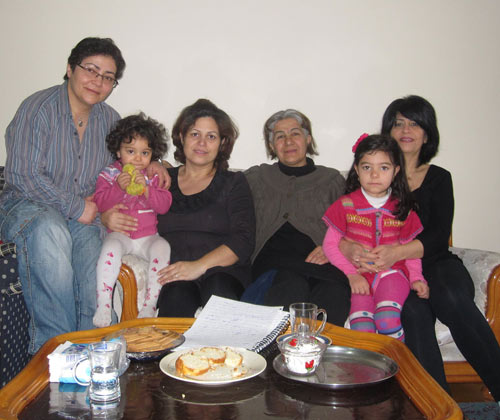 مینو همیلی (اول از راست) و شادی امین (اول از چپ) در کنار خانواده های پناهنده در ترکیه 