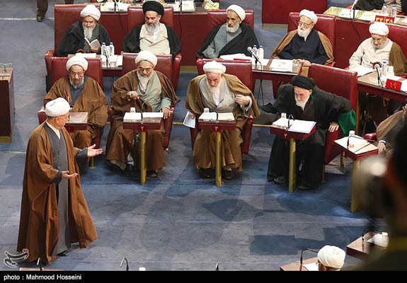 هاشمی رفسنجانی  به هنگام ورود به مجلس خبرگان
