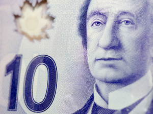 کاهش ارزش دلار کانادا به قیمت ۱۱ سال پیش آن