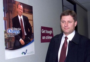 استفن هارپر در کنار پوستر استاک ول دی رهبر حزب الاینس کانادا