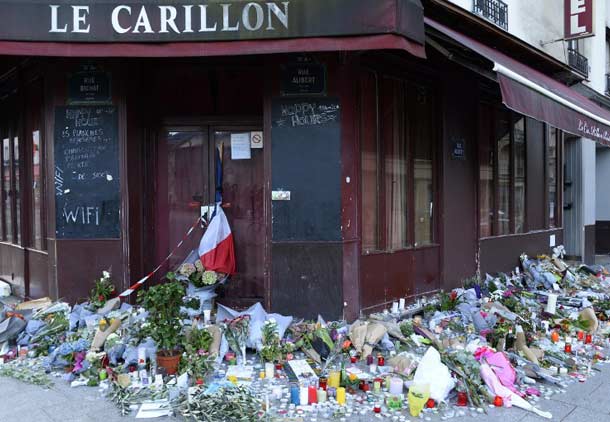 همدردی مردم پاریس با قربانیان حملات تروریستی در این شهر 
