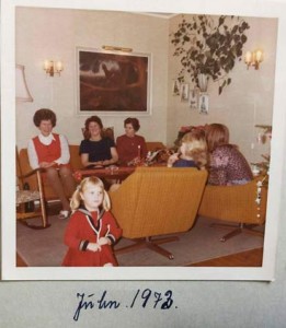 بورگهیلد(اول از چپ) در کنار خواهرش کریسمس 1972، دختر و نوه اش نیز در عکس دیده می شوند. 
