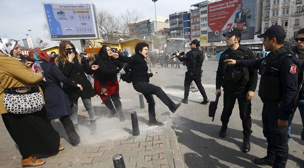سرکوب تظاهرات زنان ترکیه در گردهمایی هشت مارس 