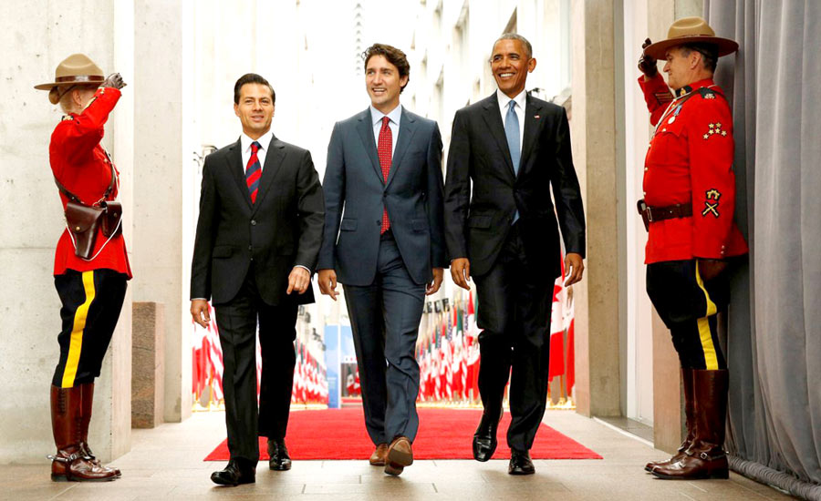  اوباما (راست) و انریکو پنانیتو (چپ) جاستین ترودو نخست وزیر کانادا را در میان گرفته اند 