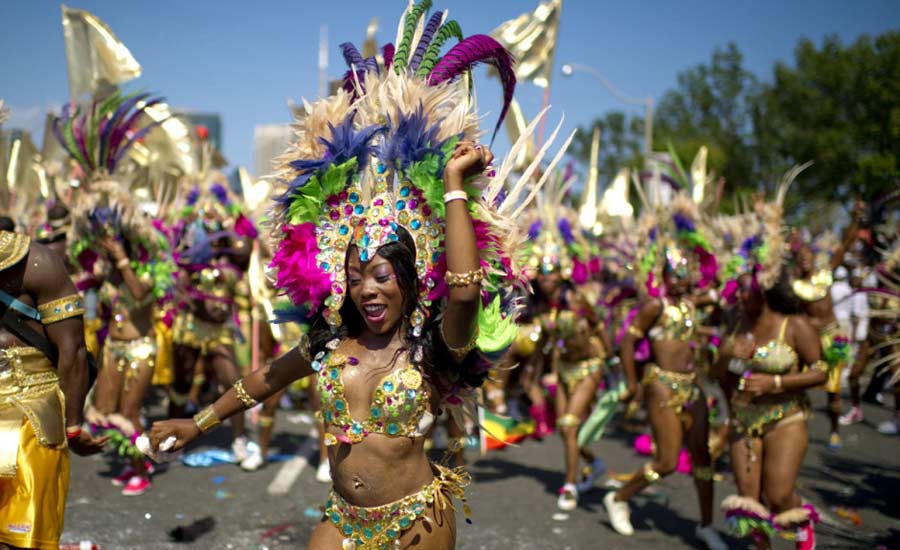 کارناوال کاریبانا، رنگین و شاد، همراه با رقص و موسیقی