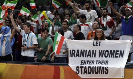 ماموران امنیتی المپیک مانع حمل پلاکارد توسط یک زن ایرانی شدند