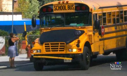 کمک کارکنان TDSB به رانندگان اتوبوس های مدرسه