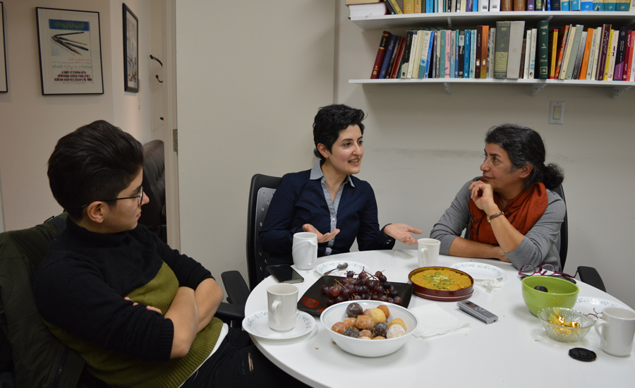 از راست: نیاز سلیمی، مهرنوش احمدی، الینا آذری 