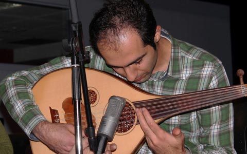 کمک به کاهش استرس دانشجویان توسط نوازنده ی “عود” ایرانی در آلبرتا