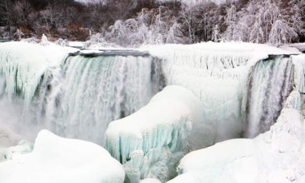 هوای سرد آبشار نیاگارا را به یکی از زیباترین دیدنی های جهان تبدیل کرده است