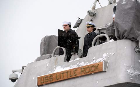 کشتی نیروی دریایی آمریکا در یخ های کانادا گیر کرد