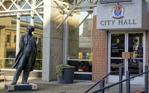 مجسمه ی جان مک دونالد از مقابل شهرداری شهر ویکتوریا برداشته می شود