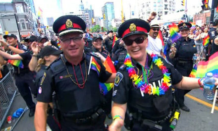 پلیس تورنتو در رژه غرور شرکت می کند