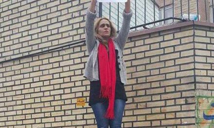 لیلا میرغفاری یکی از دختران خیابان انقلاب به دو سال زندان محکوم شد