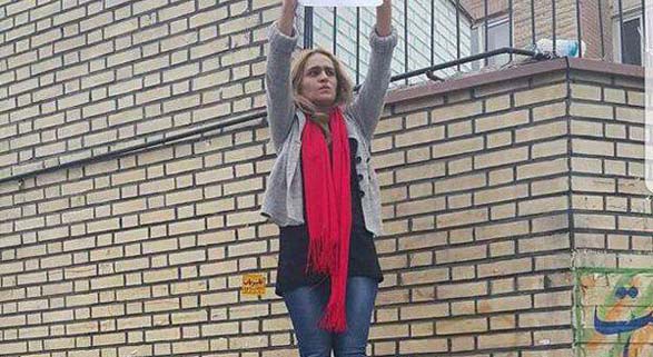لیلا میرغفاری یکی از دختران خیابان انقلاب به دو سال زندان محکوم شد