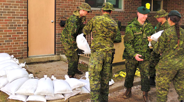 دوهزار نیروی نظامی به سیل زدگان در کانادا کمک می کنند