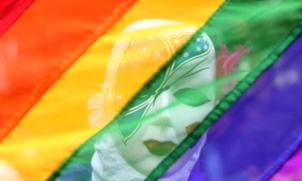 مردی که پرچم رنگین‌کمانی نماد دگرباشان جنسی را سوزاند به ۱۶ سال حبس محکوم شد