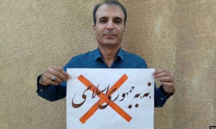 رضا مهرگان یکی از امضا کنندگان درخواست استعفای خامنه‌ای به زندان و شلاق محکوم شد