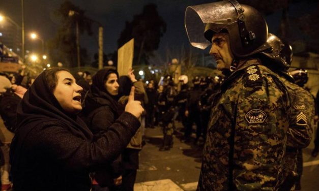 ادامه اعتراضات دانشجویان به شلیک موشک به هواپیمای اوکراینی دست‌کم ۴ دانشجو در اعتراضات بازداشت شدند